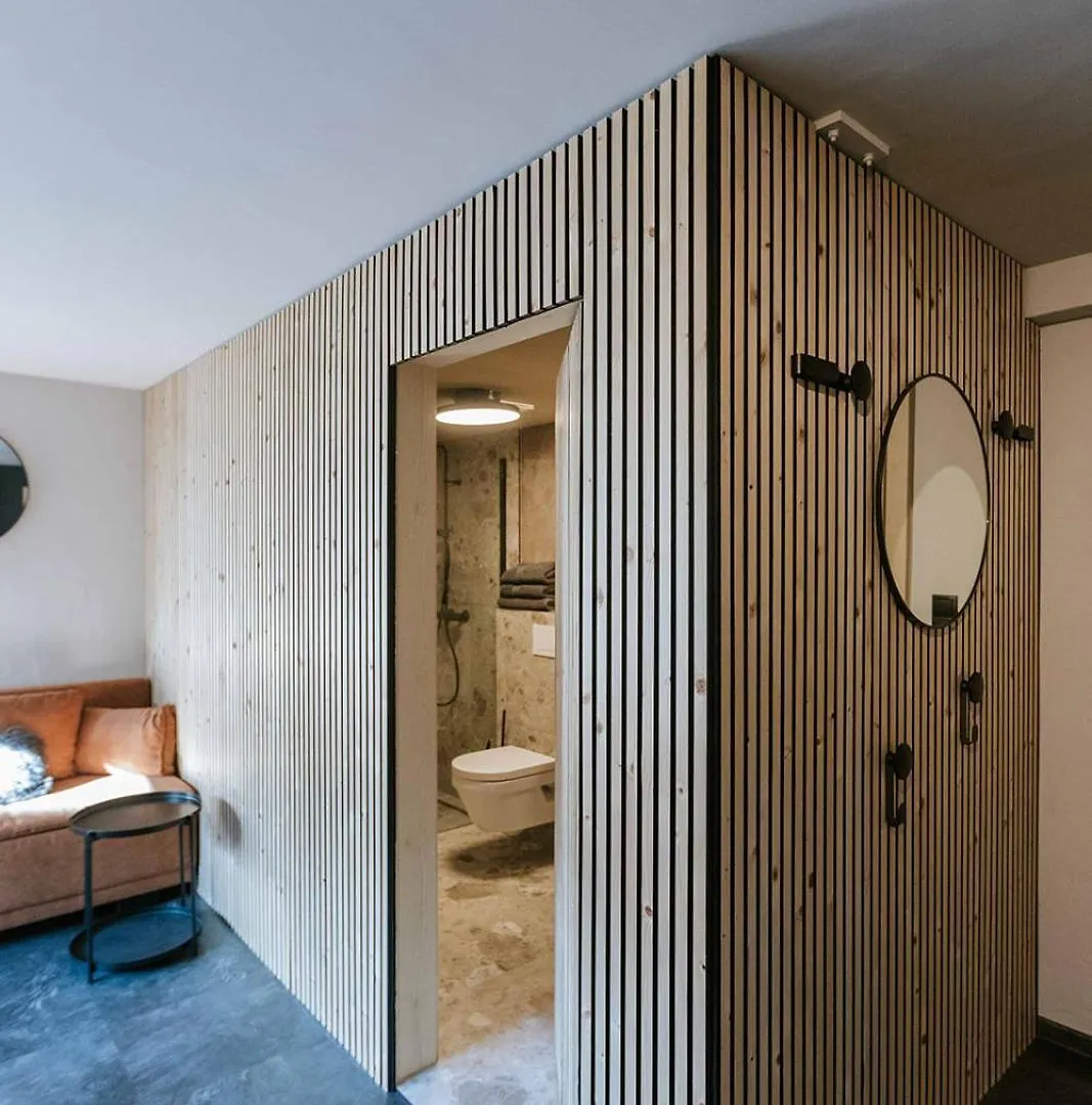 House 55 0*, Solden